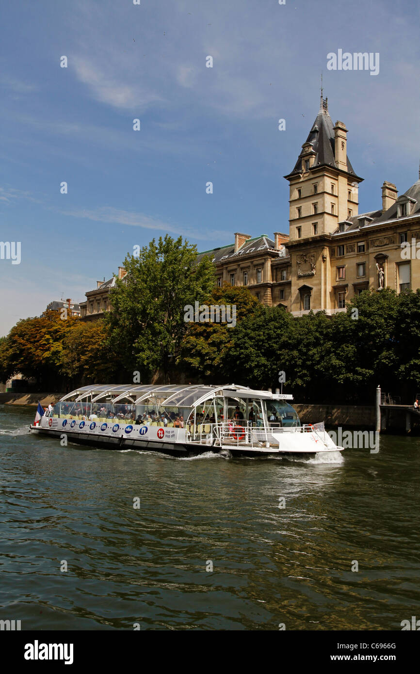 Un bateau de tourisme sur la Seine traverse l'Île de la Cité, Paris, France Banque D'Images