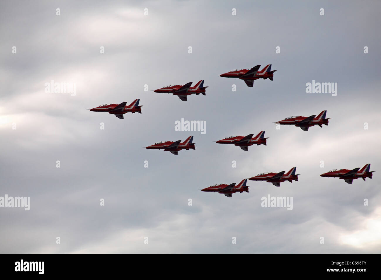 Les célèbres flèches rouges volant à Bournemouth, Dorset UK Air Festival le samedi 20 août 2011 avant l'accident mortel tuant Flt Lt Jon Egging Banque D'Images