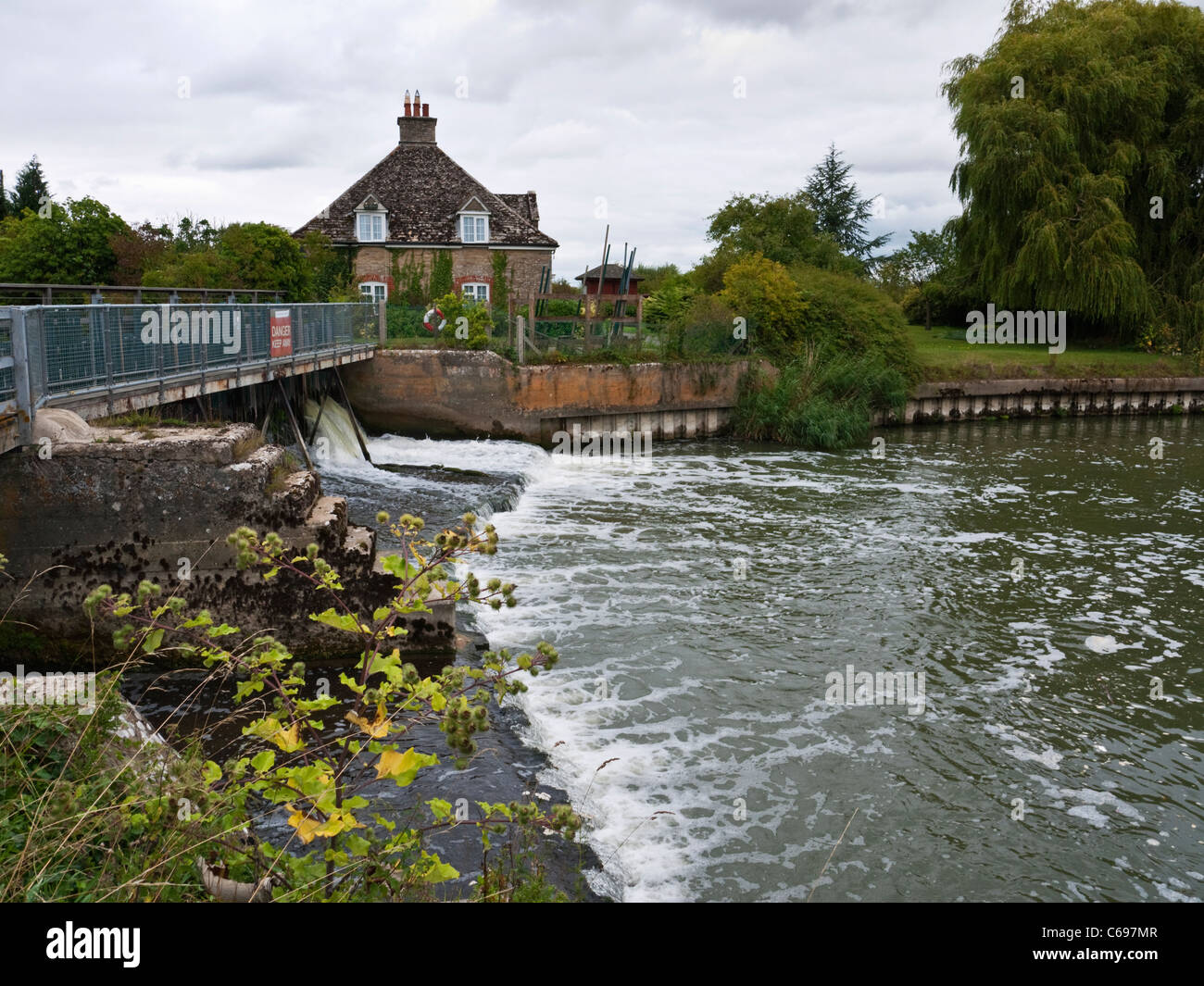 Rushey Weir à Rushey verrou sur la Tamise (ISIS), au sud de Bampton, Oxfordshire, UK Banque D'Images