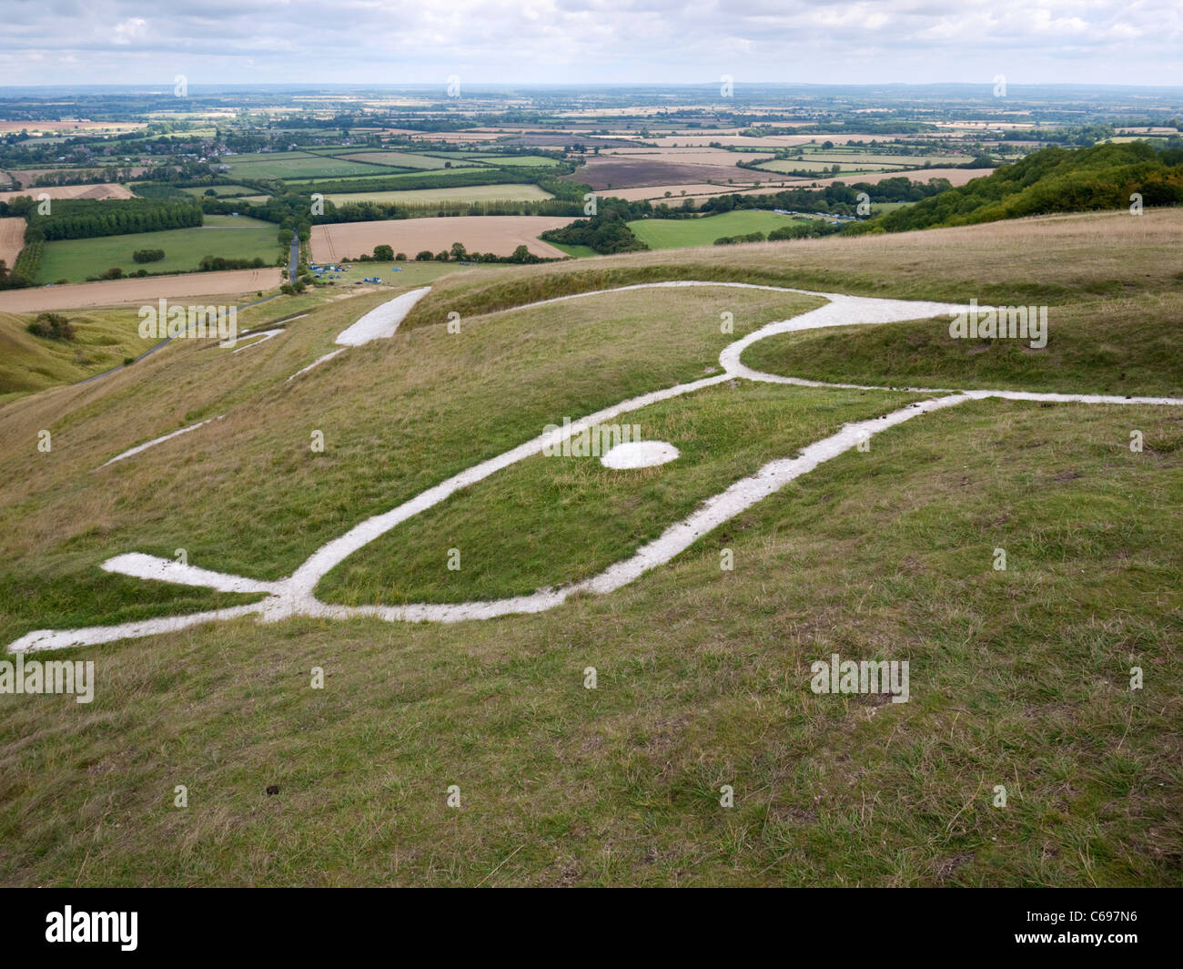 Les 3000 ans (âge du Bronze) Cheval Blanc Uffington Cheval blanc craie figure sur la Colline parlementaire, Oxfordshire, Angleterre. Banque D'Images