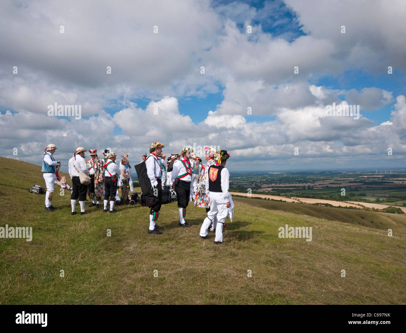 Icknield Way Morris men effectuer avec Kennett Morris men sur White Horse Hill près d'Uffington, Oxfordshire, UK Banque D'Images