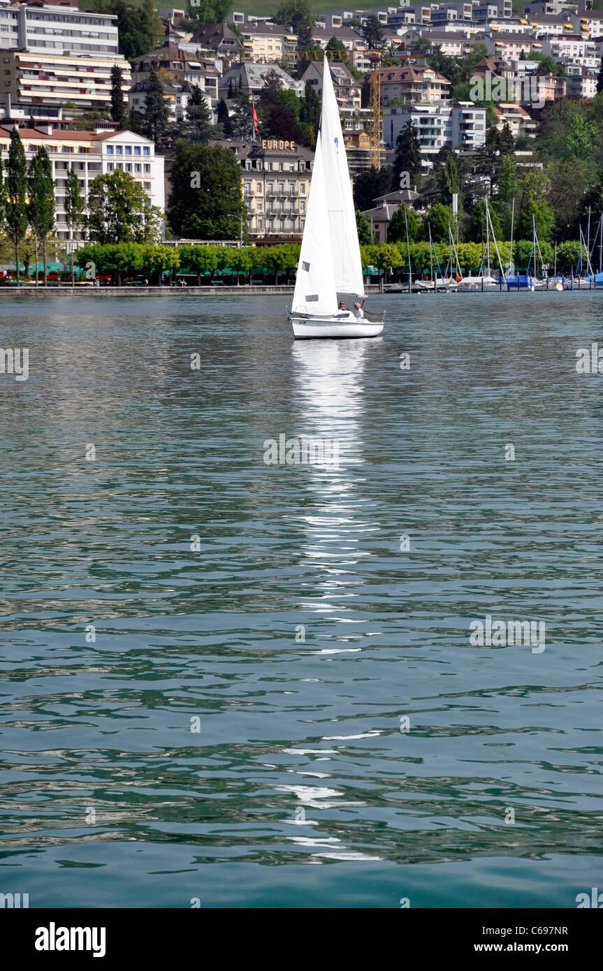 Bateau bleu ciel de l'eau suisse lake ocean sunset jour calme lumière life style Banque D'Images