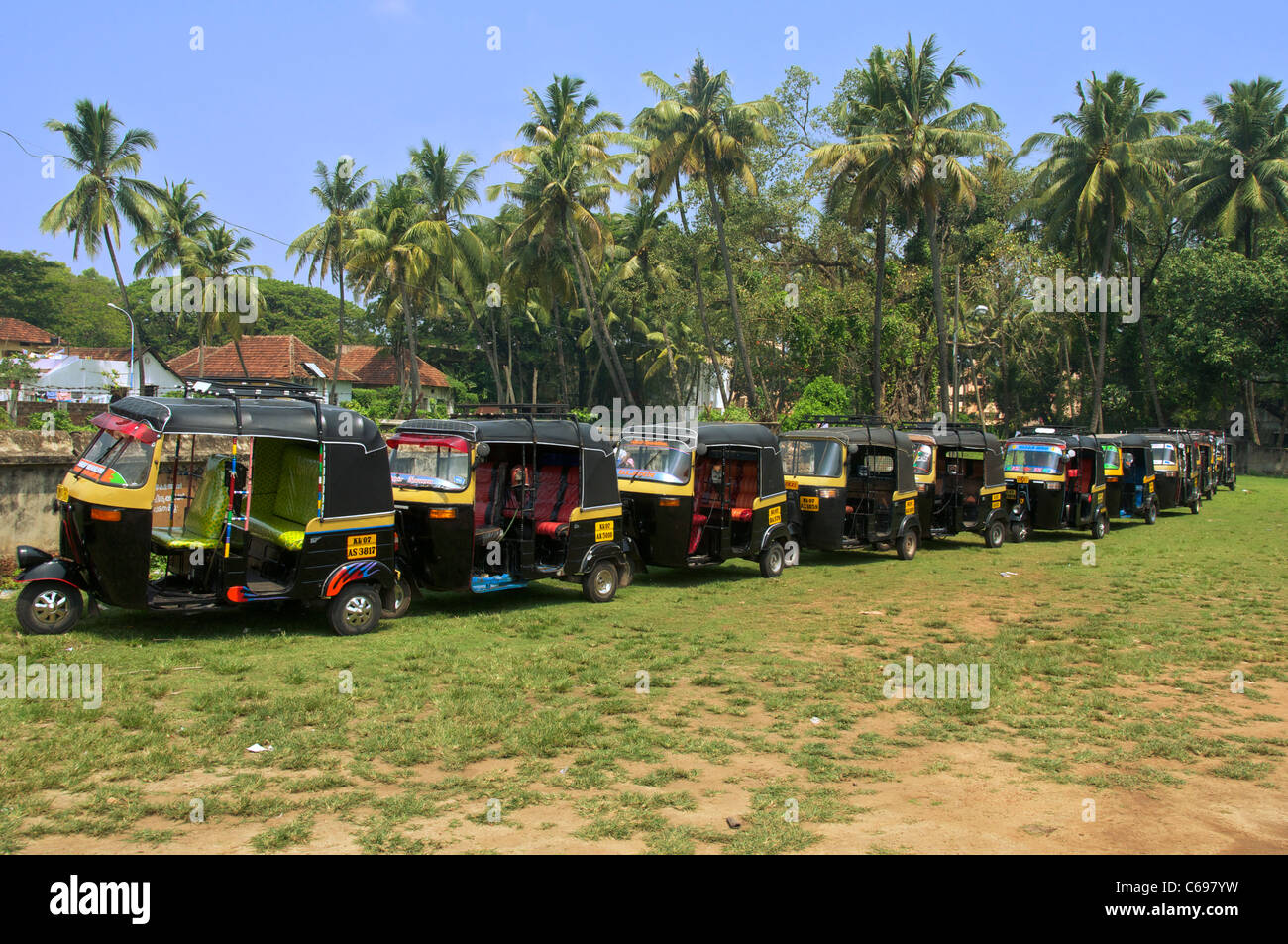 L'attente Tuk Tuks Juif Ville Kochi Kerala Inde du Sud Banque D'Images