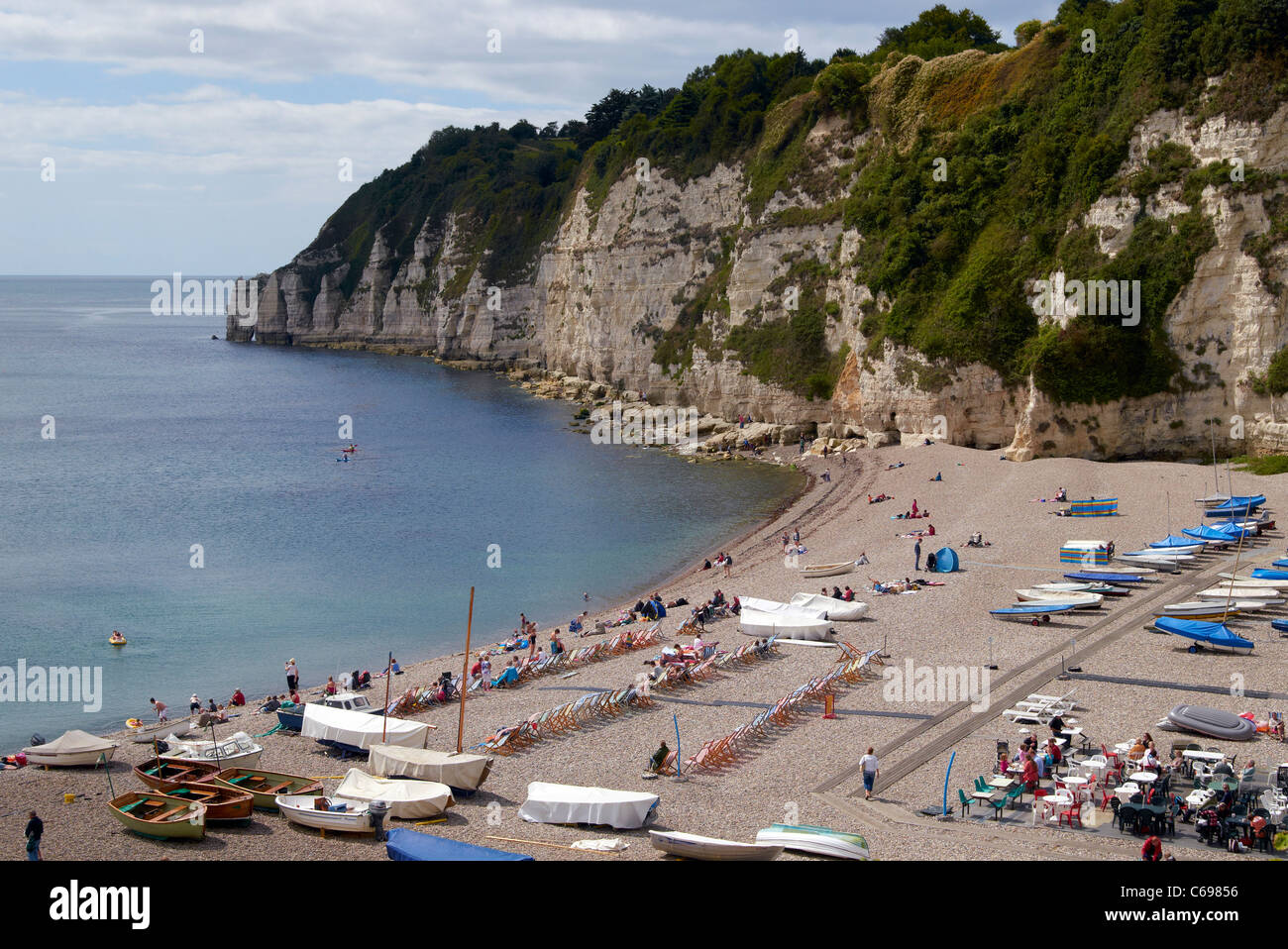 La plage de galets dans le village de Beer, Devon avec les vacanciers appréciant le soleil d'été en août 2011 Banque D'Images