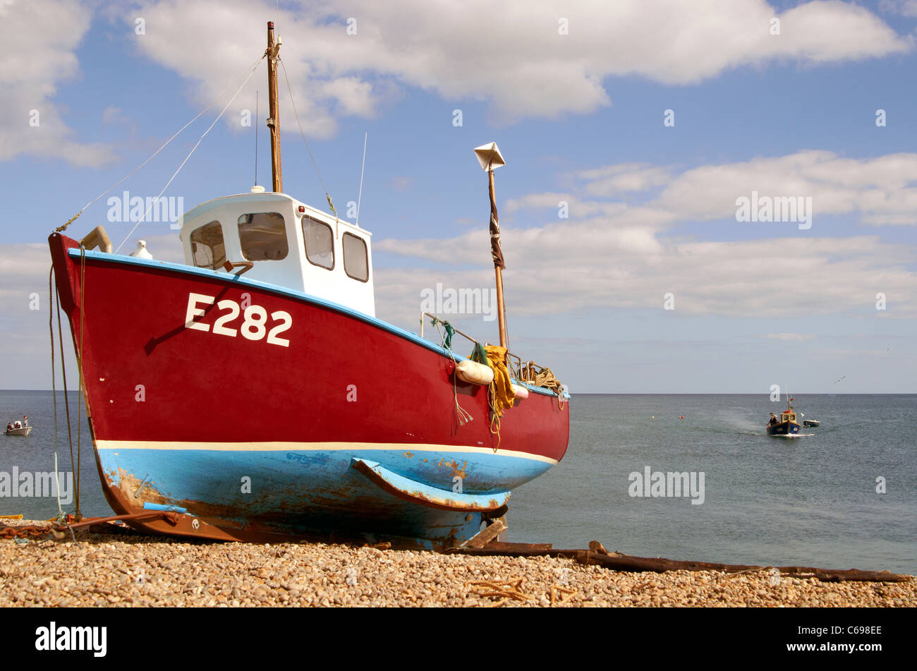 La plage à Beer, Devon, Angleterre avec des bateaux de pêche, des casiers à crabe et d'autres équipements. Certains bateaux offrent des excursions de pêche du maquereau. Banque D'Images