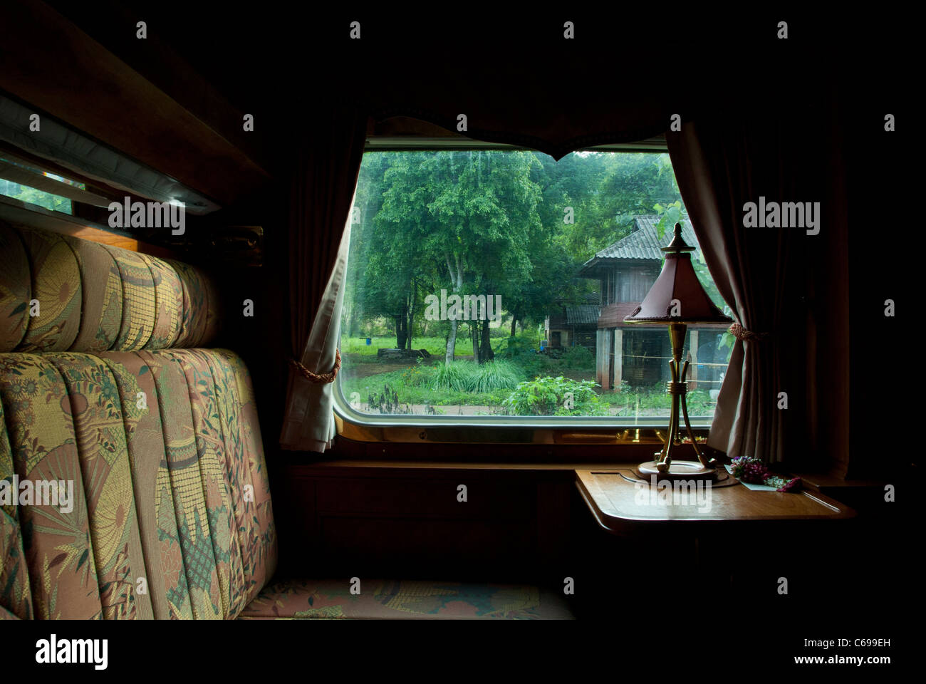 Vue depuis le compartiment intérieur, train Oriental Express. De Bangkok Thaïlande à Kuala Lumpur. ERREURS ET OMISSIONS Banque D'Images