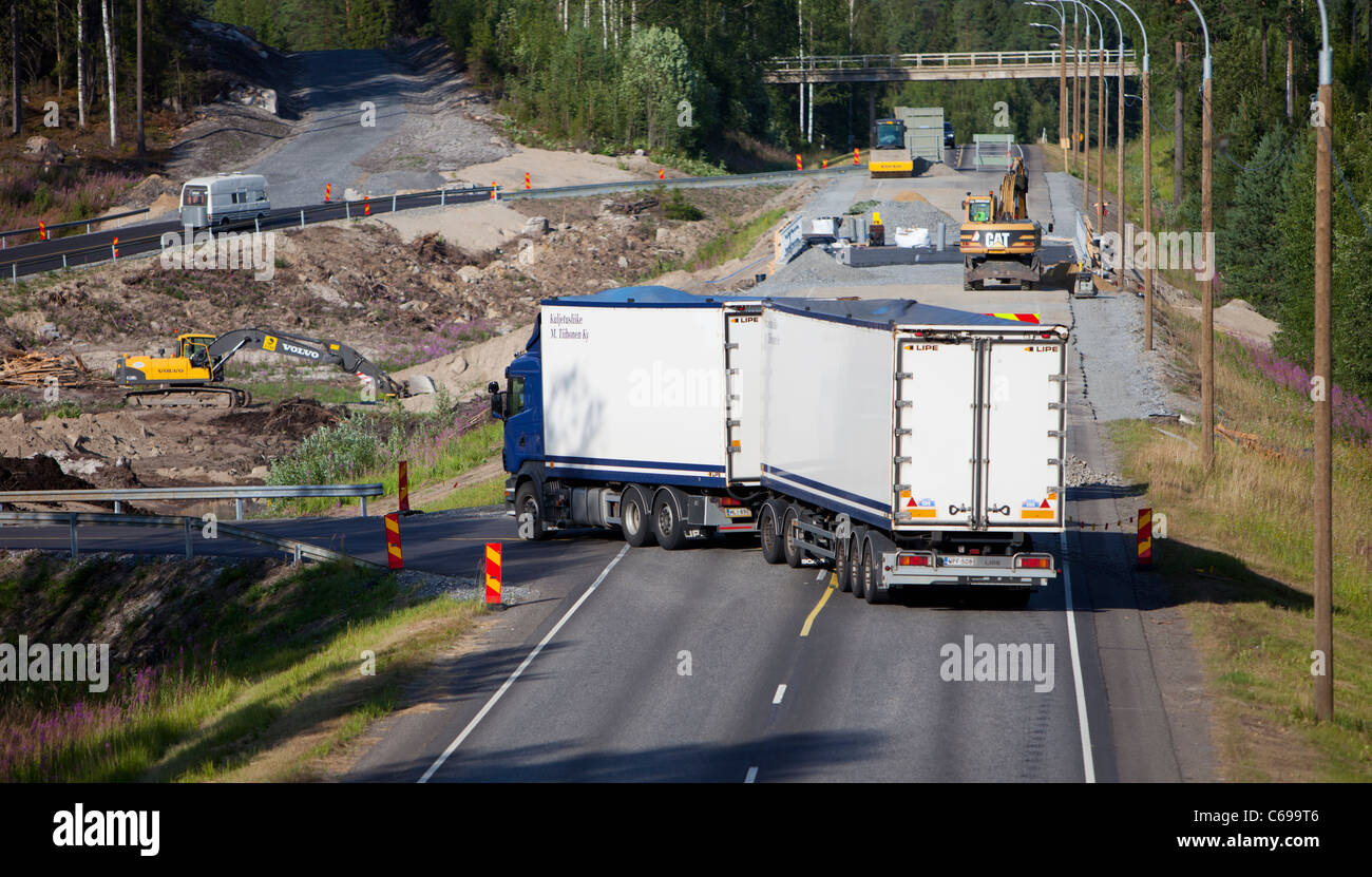 Travaux sur une route de dévier la circulation vers un chemin temporaire , Finlande Banque D'Images