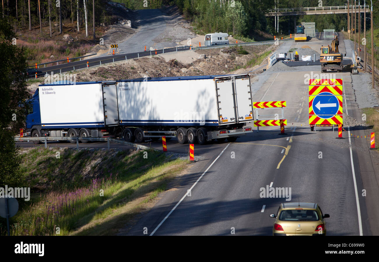 Travaux sur une route de dévier la circulation vers un chemin temporaire , Finlande Banque D'Images