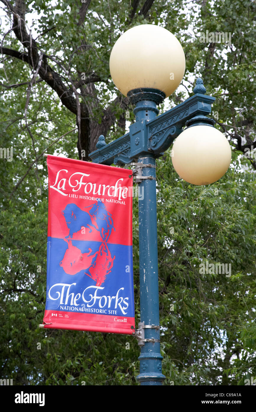 Bannière et lampost au lieu historique national de la Fourche Winnipeg Manitoba Canada Banque D'Images