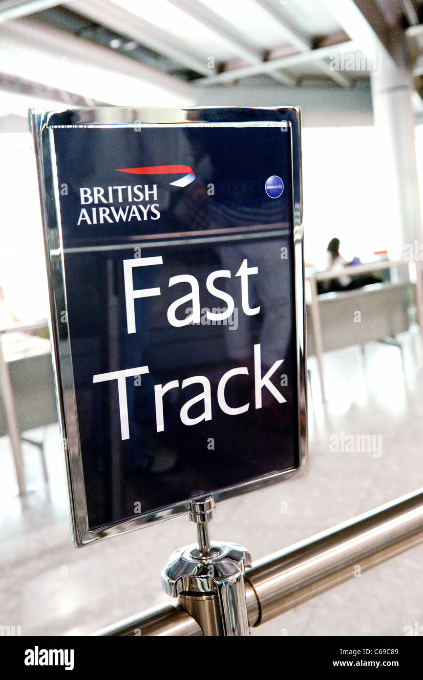 British Airways signe la voie rapide pour les passagers autres que l'économie, Terminal 3, Heathrow Airport, London UK Banque D'Images