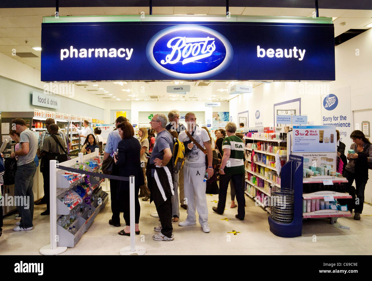 Boots store inside Banque de photographies et d'images à haute résolution -  Alamy