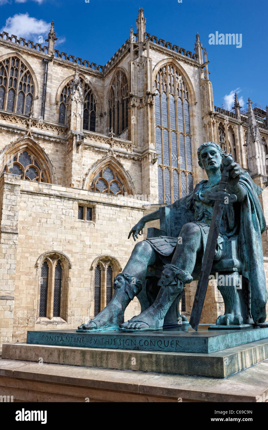 Statue de Constantin le Grand à l'extérieur de la cathédrale de York Banque D'Images