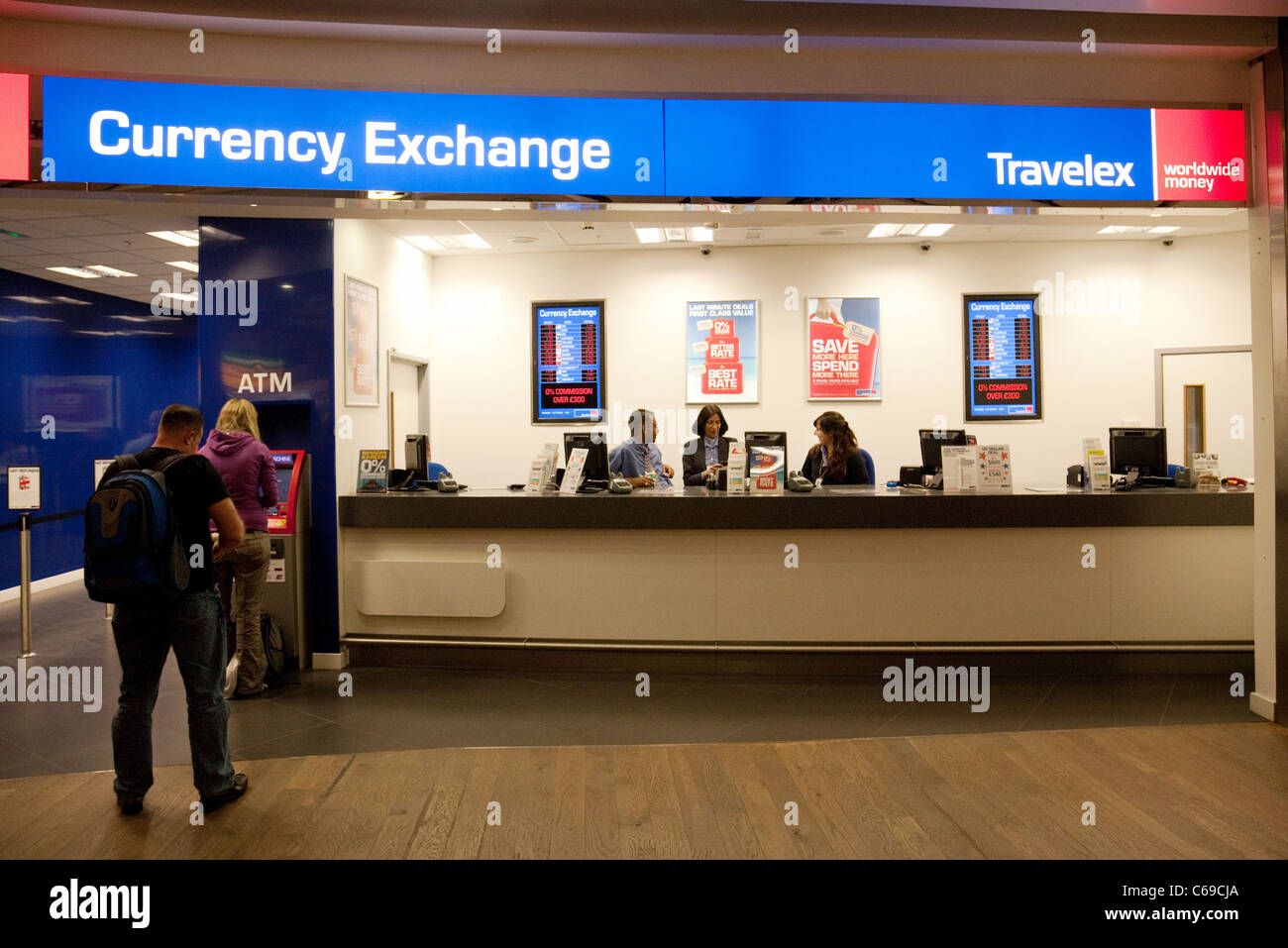 Bureau de change Travelex, Terminal 3 de l'aéroport Heathrow de Londres, UK Banque D'Images