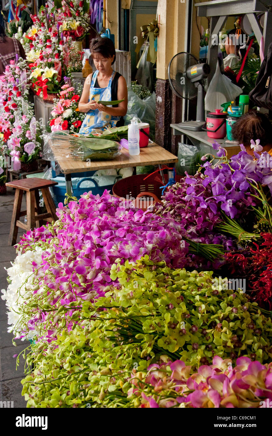 Femme thaïlandaise vente de fleurs à Pat Khlong Talat marché, Bangkok, Thaïlande Banque D'Images