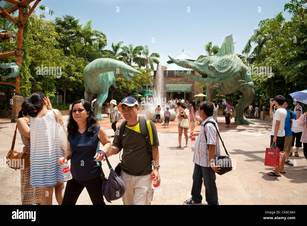 Scène de rue dans la région de Jurassic Park, Universal Studios, l'île de Sentosa Singapore Banque D'Images
