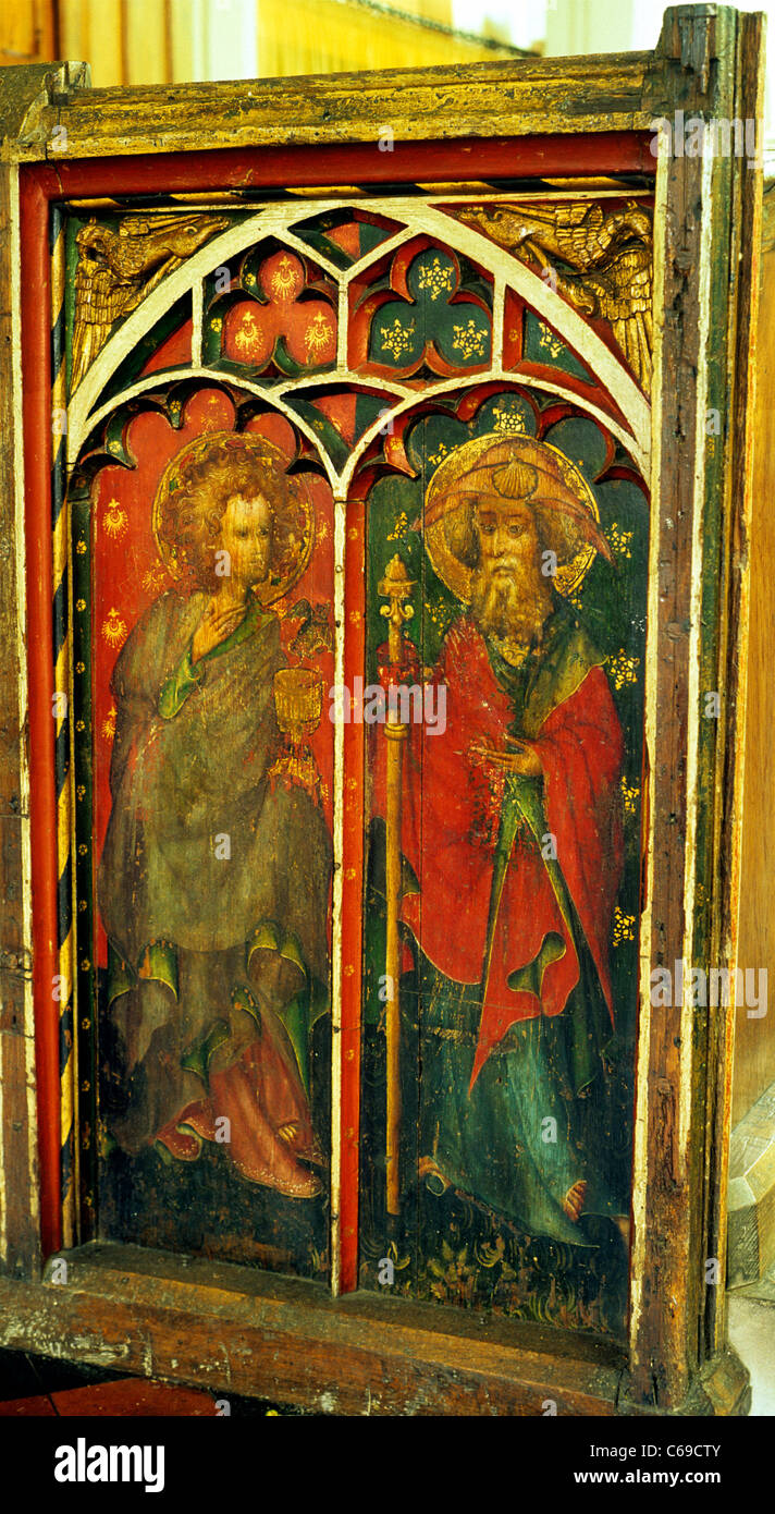 Castle Acre, Norfolk. Jubé, Saint John the Divine, saint Jacques le Grand, 15e siècle. John détient la coupe empoisonnée Banque D'Images