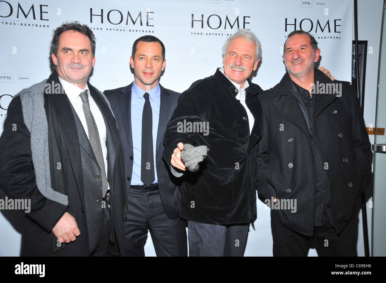 Denis Carot, Laurent Claquin, Yann Arthus-Bertrand, Armand Amar présente à la maison première projection et Cocktail, Directors Guild of America (DGA) Theatre, New York, NY Le 1er février 2011. Photo par : Gregorio T. Binuya/Everett Collection Banque D'Images