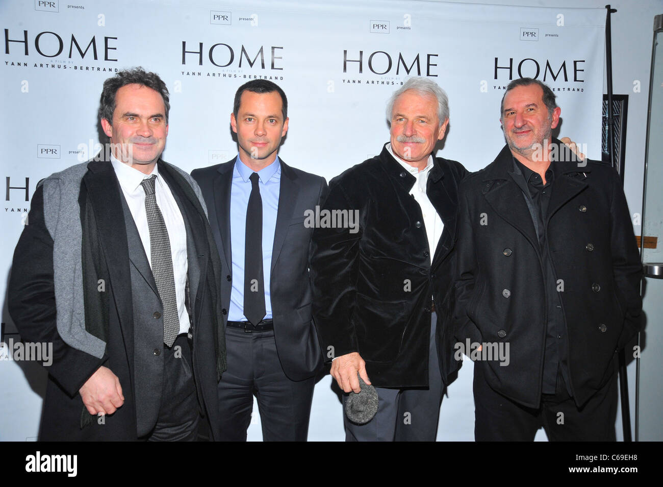 Denis Carot, Laurent Claquin, Yann Arthus-Bertrand, Armand Amar présente à la maison première projection et Cocktail, Directors Guild of America (DGA) Theatre, New York, NY Le 1er février 2011. Photo par : Gregorio T. Binuya/Everett Collection Banque D'Images