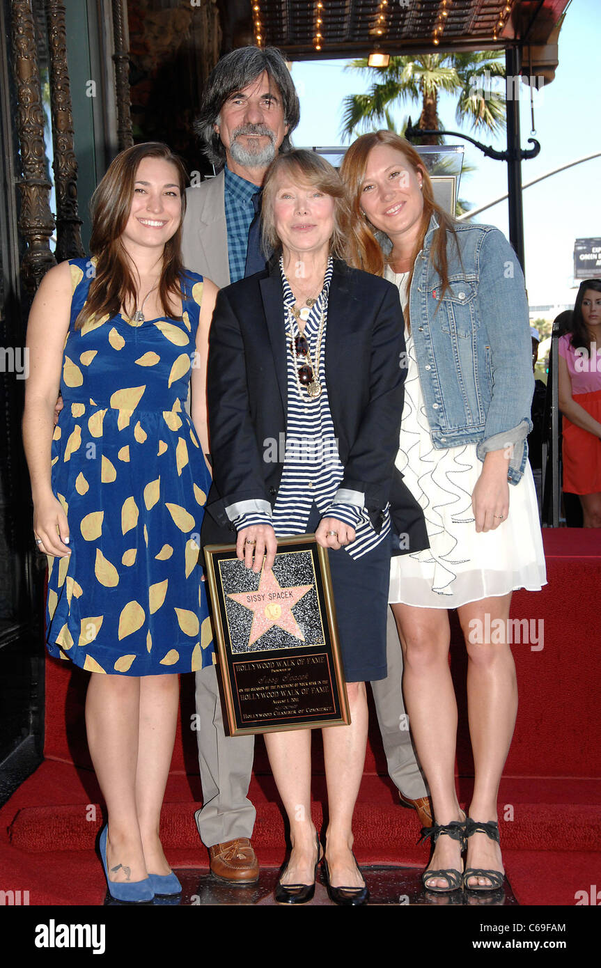 Madison Fisk, Jack Fisk, Sissy Spacek, Schuyler Fisk à la cérémonie d'intronisation pour l'étoile sur le Hollywood Walk of Fame Cérémonie pour Sissy Spacek, Hollywood Boulevard, Los Angeles, CA 1 août 2011. Photo par : Michael Germana/Everett Collection Banque D'Images