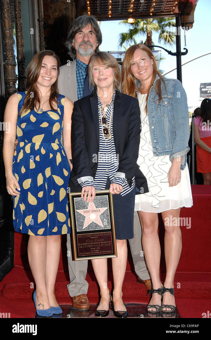 Madison Fisk, Jack Fisk, Sissy Spacek, Schuyler Fisk à la cérémonie d'intronisation pour l'étoile sur le Hollywood Walk of Fame Cérémonie pour Sissy Spacek, Hollywood Boulevard, Los Angeles, CA 1 août 2011. Photo par : Michael Germana/Everett Collection Banque D'Images