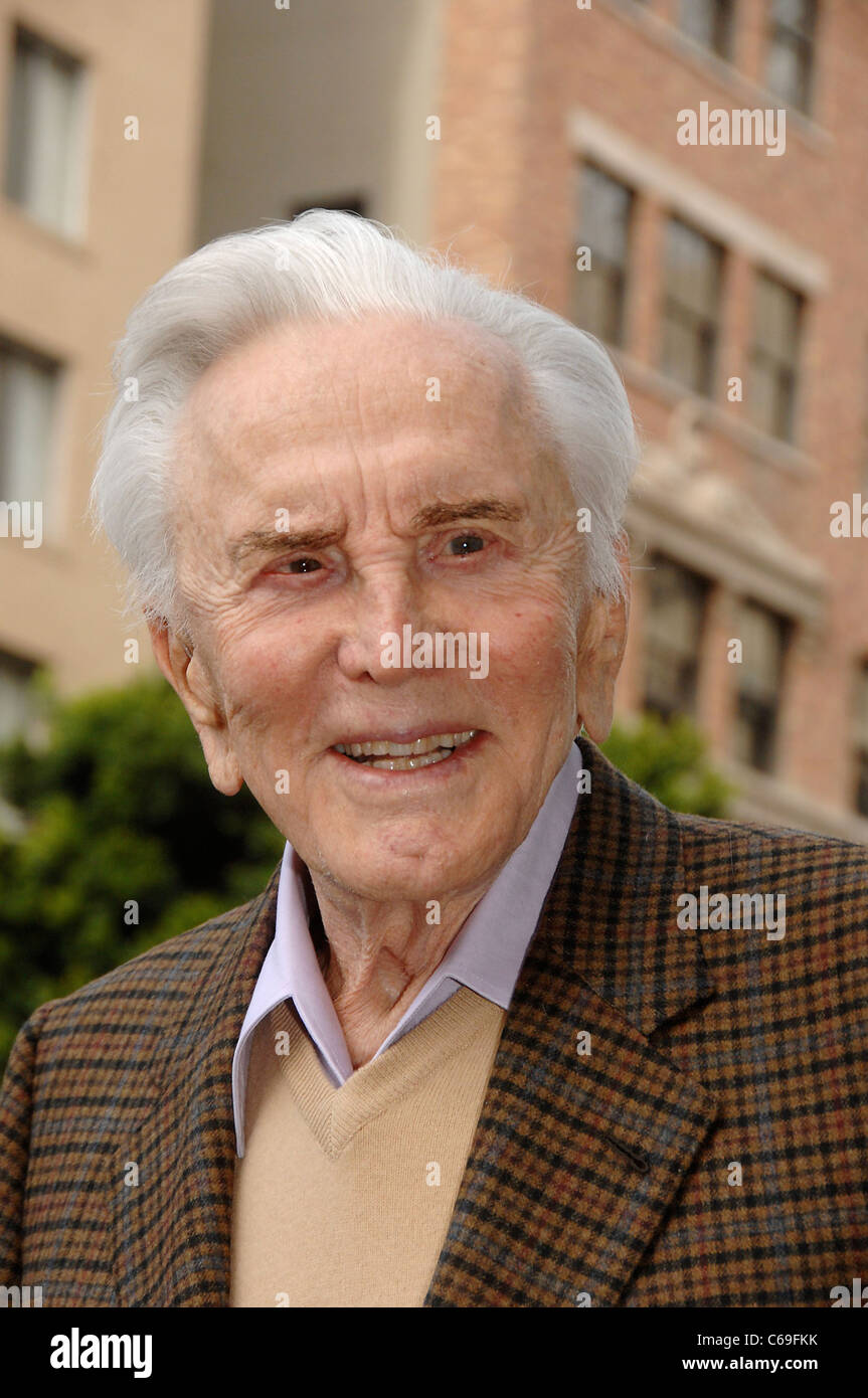 Kirk Douglas à la cérémonie d'intronisation pour l'étoile sur le Hollywood Walk of Fame Cérémonie pour Zubin Mehta, Vine Street, Los Angeles, CA 1 mars 2011. Photo par : Michael Germana/Everett Collection Banque D'Images