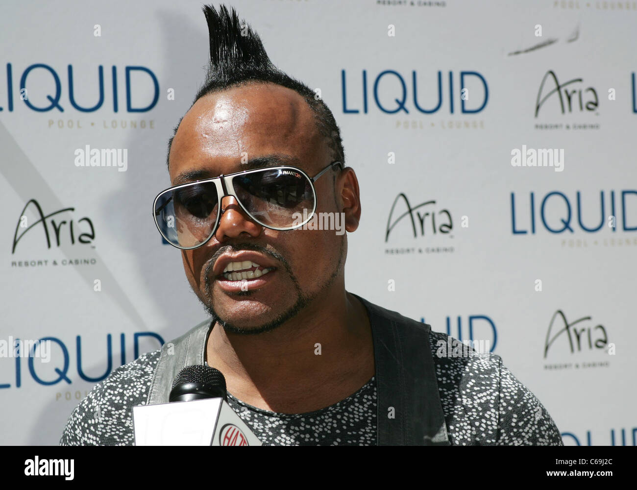 Apl.de.ap en présence de l'Apl.de.ap fonctionne à Pool Lounge liquide, Aria Resort and Casino at City Center, Las Vegas, NV, le 7 mai 2011. Photo par : James Atoa/Everett Collection Banque D'Images