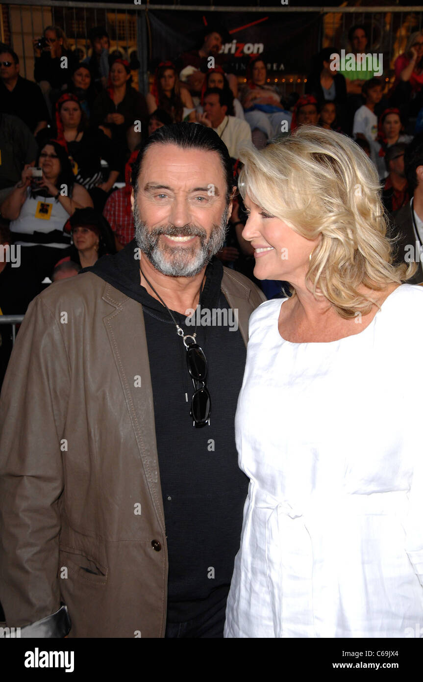 Ian McShane, Gwen humble devant le hall des arrivées pour Pirates des Caraïbes : Sur Stranger Tides Premiere, Disneyland, Anaheim, CA, le 7 mai 2011. Photo par : Michael Germana/Everett Collection Banque D'Images