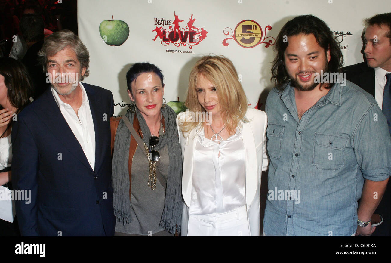Invité, Patricia Arquette, Rosanna Arquette, invité présente à l'amour des Beatles par Le Cirque du Soleil cinquième anniversaire, de l'AMOUR Theatre Hall au Mirage, Las Vegas, NV, le 8 juin 2011. Photo par : James Atoa/Everett Collection Banque D'Images