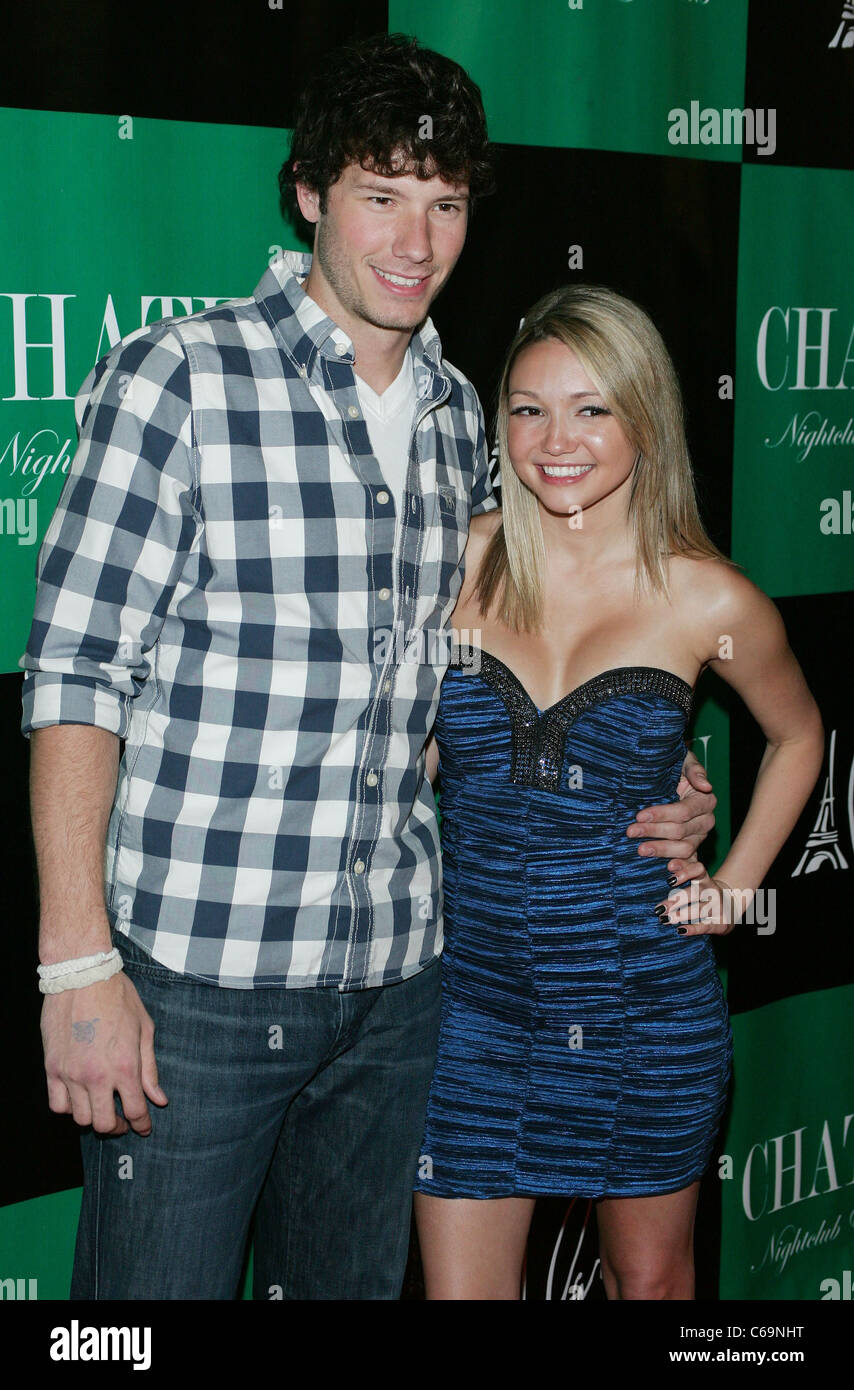 Dustin Zito, Heather plus intelligent aux arrivées pour Pirates des Caraïbes à l'hôte de sirènes, Chateau Chateau Nightclub & Gardens at Paris Las Vegas, Las Vegas, NV, le 3 juin 2011. Photo par : James Atoa/Everett Collection Banque D'Images