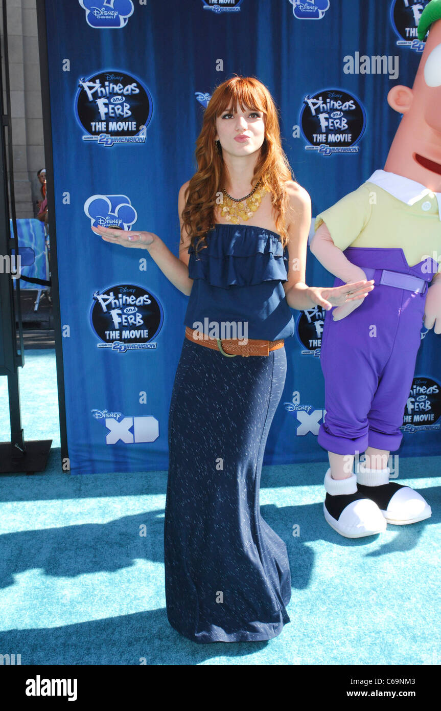 Bella Thorne, au terminal des arrivées pour PHINEAS ET FERB : À TRAVERS LA 2ème dimension Premiere, El Capitan Theatre, Los Angeles, CA 3 Août Banque D'Images