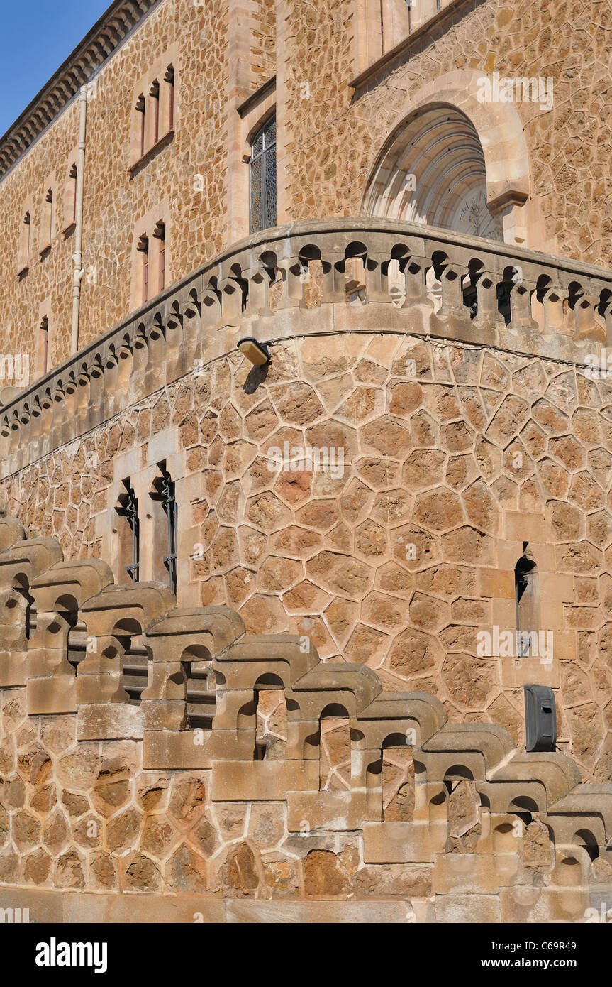 Mur de pierre détaillées avec des escaliers de l'ancienne église médiévale à Barcelone Banque D'Images