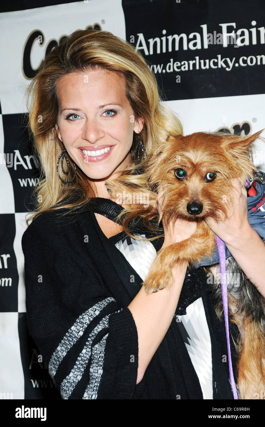 Dina Manzo, Real Housewives of New Jersey présents pour l'amour de chiot à Yappy Hour Humane Society de New York, le Carlton Hotel, New York, NY Le 11 février 2011. Photo par : Desiree Navarro/Everett Collection Banque D'Images