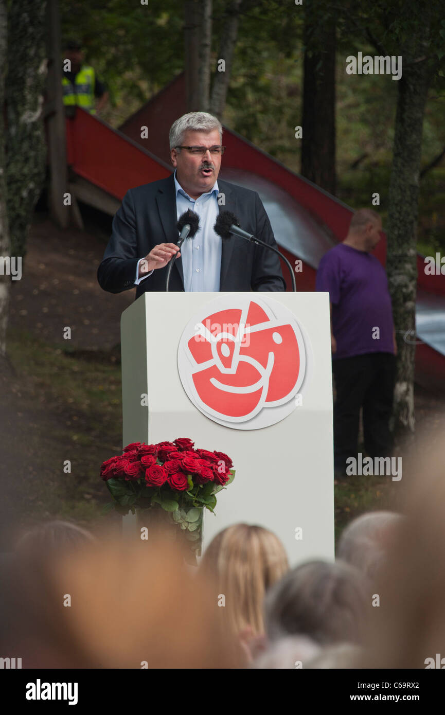 Håkan Juholt, chef du parti social-démocrate suédois, tient son discours d'été dans la banlieue de Stockholm, Västertorp Banque D'Images