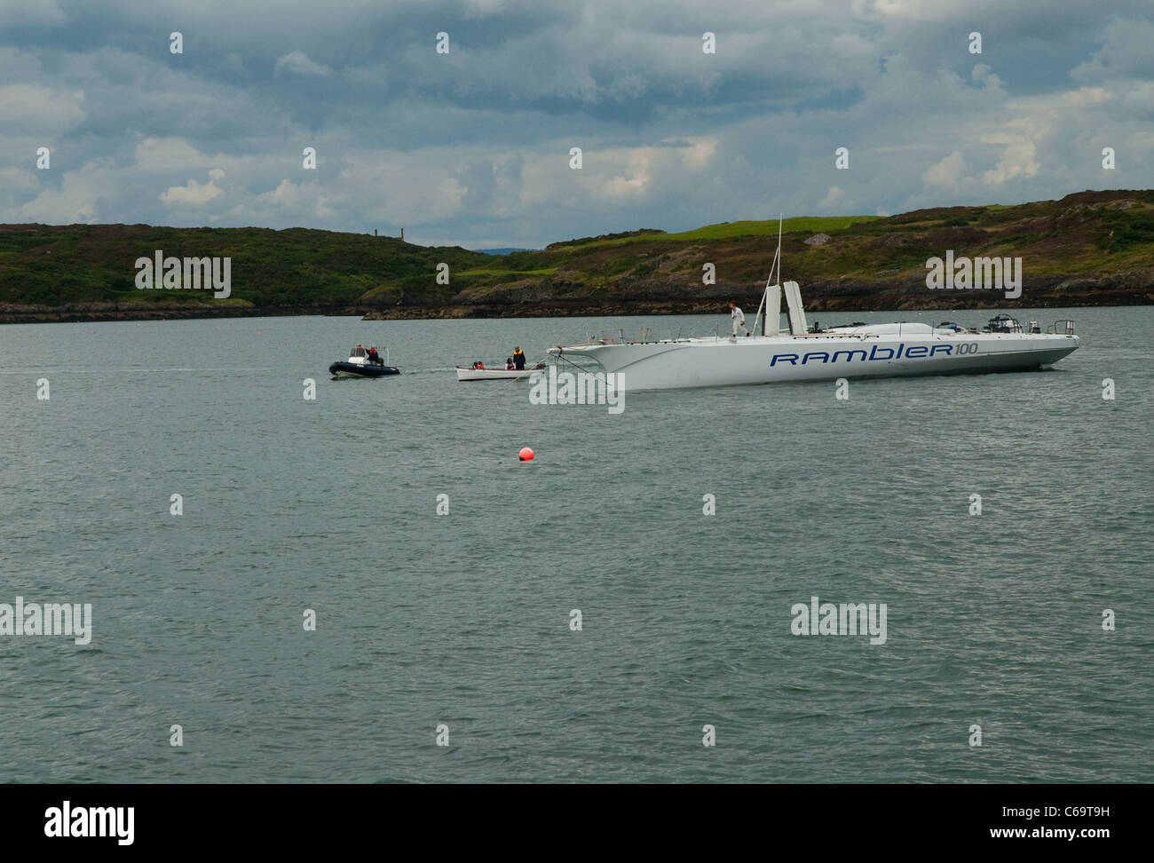 Le Rambler se trouvant à l'ancre dans la baie de Baltimore après qu'il a été remorqué à terre ayant perdu sa quille lors de la Fastnet Race 2011 Banque D'Images