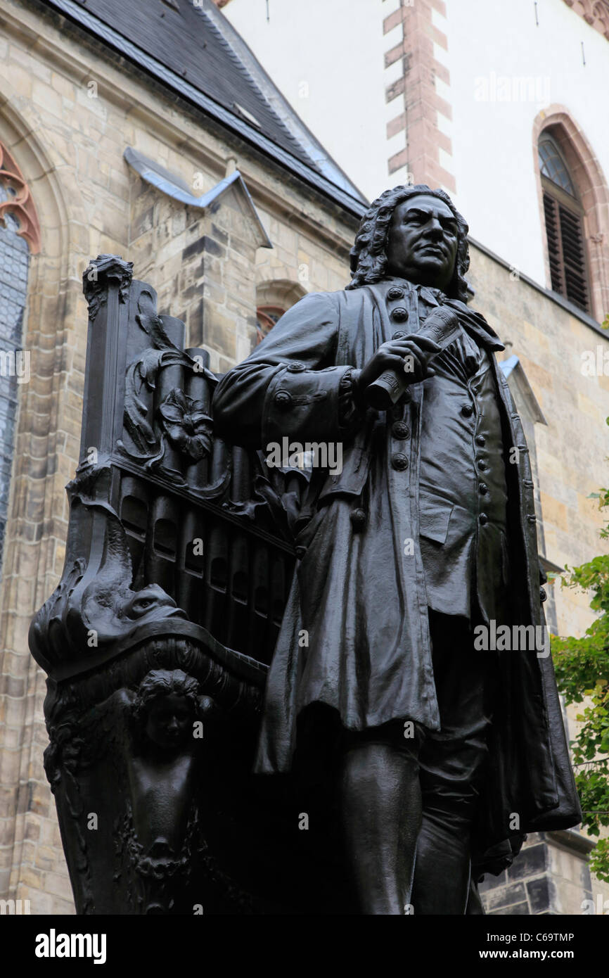 Statue de compositeur Bach en face de l'église St Thomas saint Thomaskirche Leipzig Saxe Allemagne de l'Est Banque D'Images