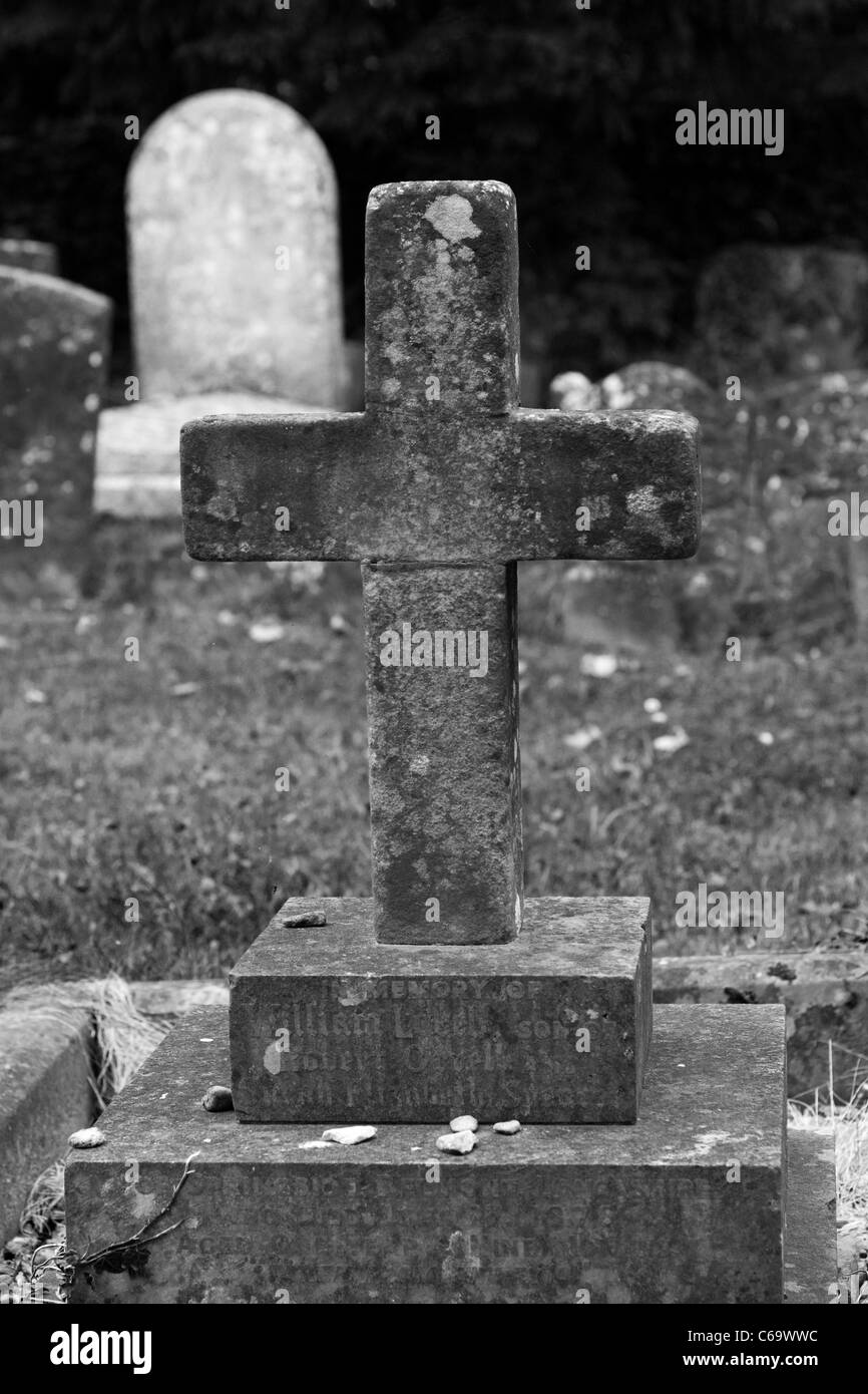 Tombe de Pierre dans un cimetière noir et blanc Banque D'Images