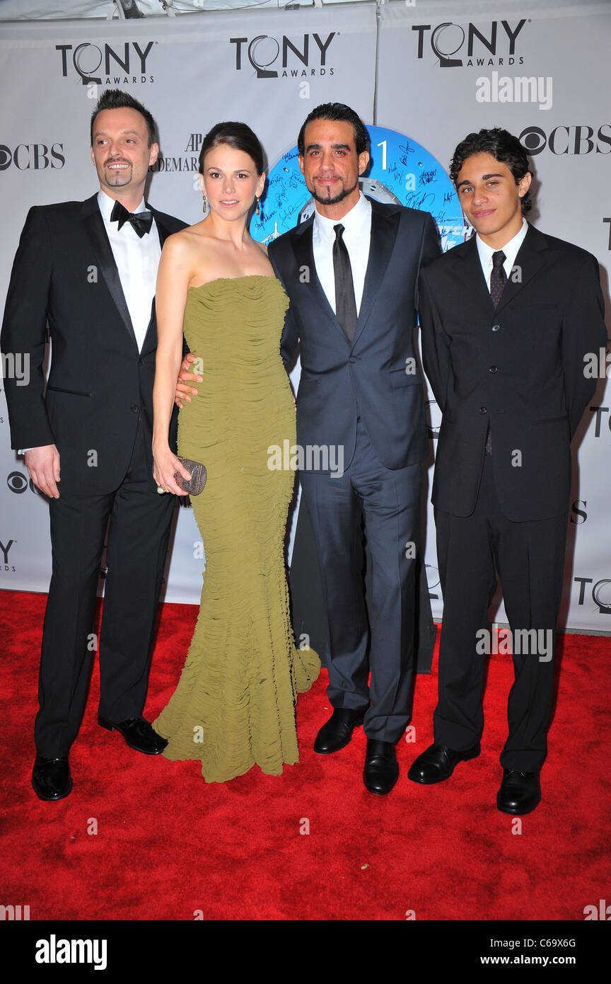 Sutton Foster, Bobby Cannavale, Jake, Cannavale arrivées au théâtre américain pour la 65e Escadre Antoinette Perry Tony Awards - Arrivals, Beacon Theater, New York, NY 12 Juin, 2011. Photo par : Gregorio T. Binuya/Everett Collection Banque D'Images