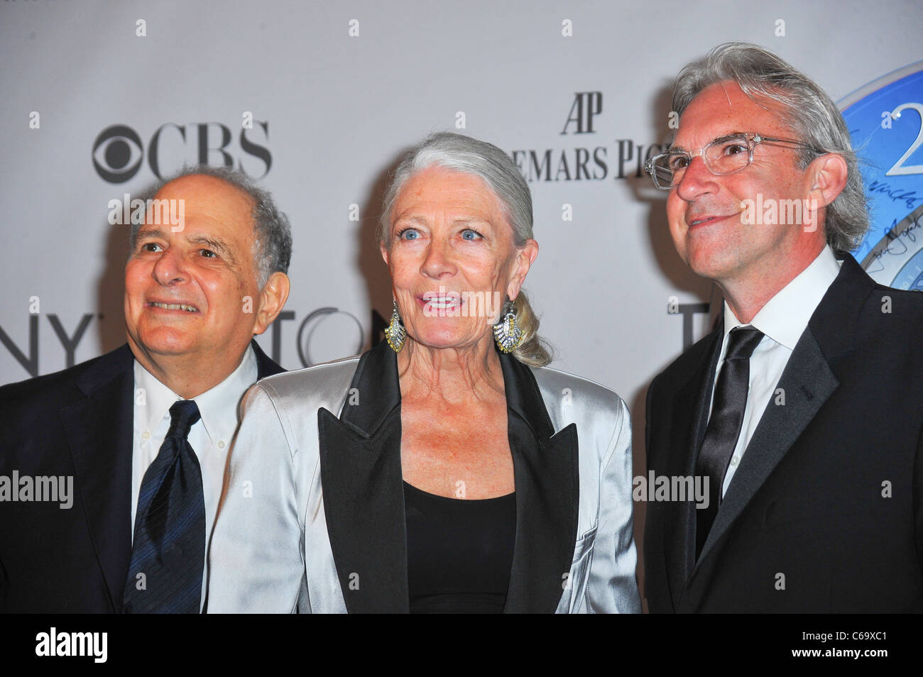 Vanessa Redgrave (C) au niveau des arrivées pour l'American Theatre Wing's 65e Antoinette Perry Tony Awards - ARRIVALS PT 2, Beacon Theater, New York, NY 12 Juin, 2011. Photo par : Gregorio T. Binuya/Everett Collection Banque D'Images