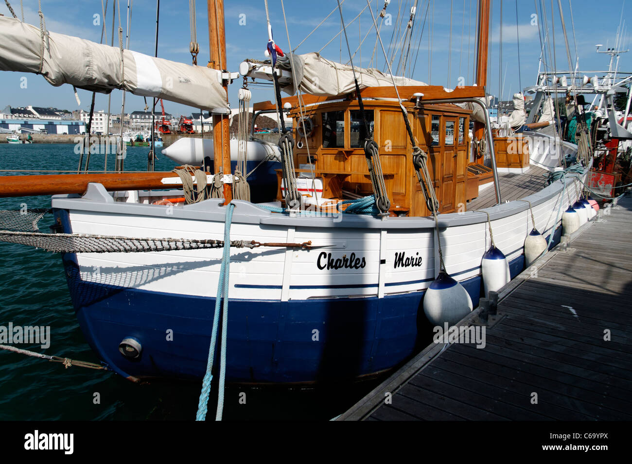 Charles Marie : un chalutier de pêche (port de Granville, Normandie, France), converti en navire de croisière. Banque D'Images