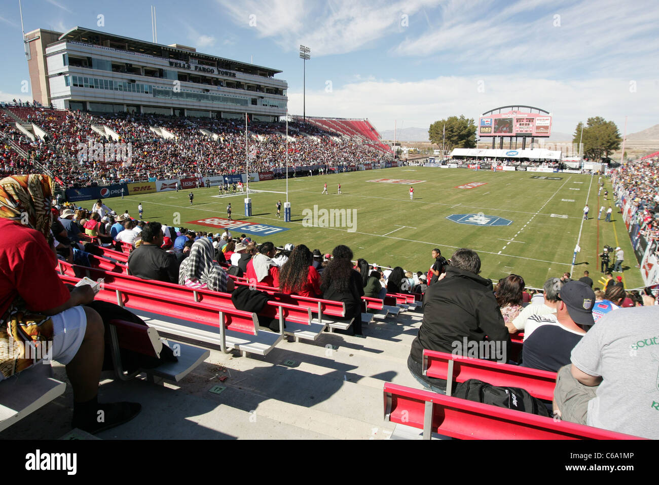 Les spectateurs dans les gradins lors d'une apparition publique pour le tournoi de rugby à VII 2011 États-Unis et Fan Festival - Jour 2, Sam Boyd Stadium, Las Vegas, NV 13 février 2011. Photo par : James Atoa/Everett Collection Banque D'Images