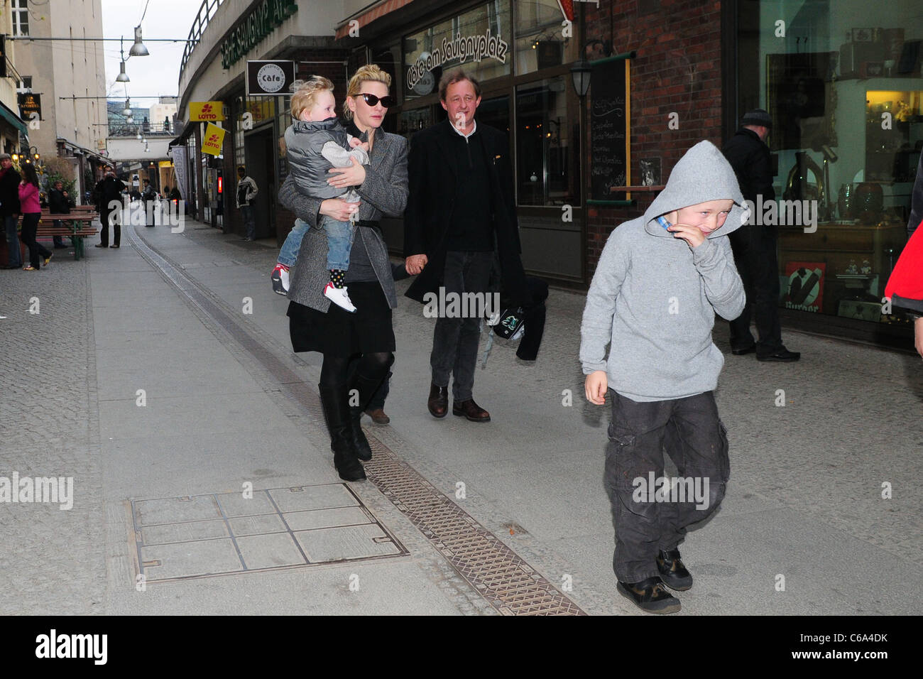 Cate Blanchett, mari, Andrew Upton et leurs enfants quitter 12 Apostel restaurant italien à Savignyplatz. Berlin, Allemagne - Banque D'Images