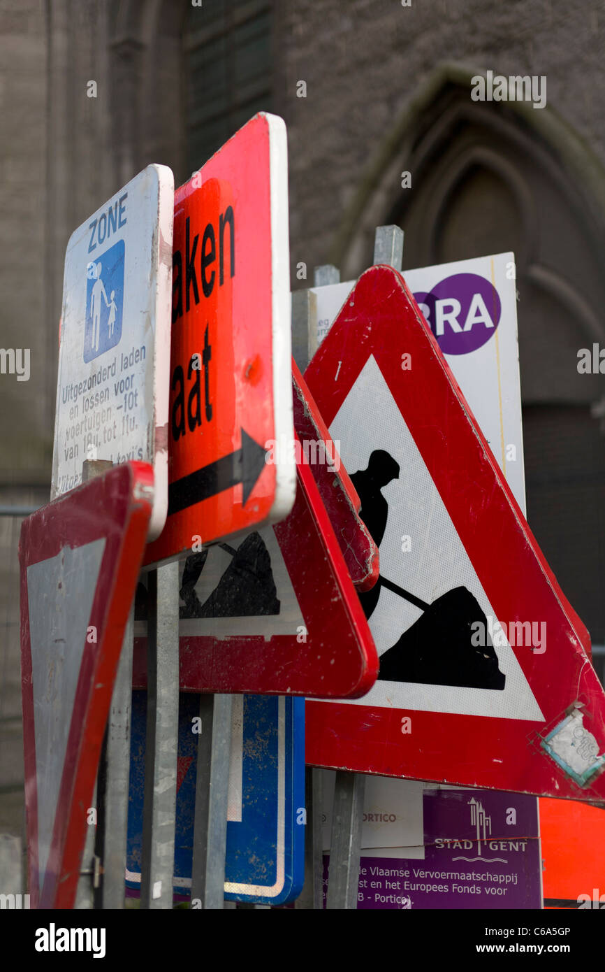 Les plaques de rue empilé à Gand, Belgique Banque D'Images
