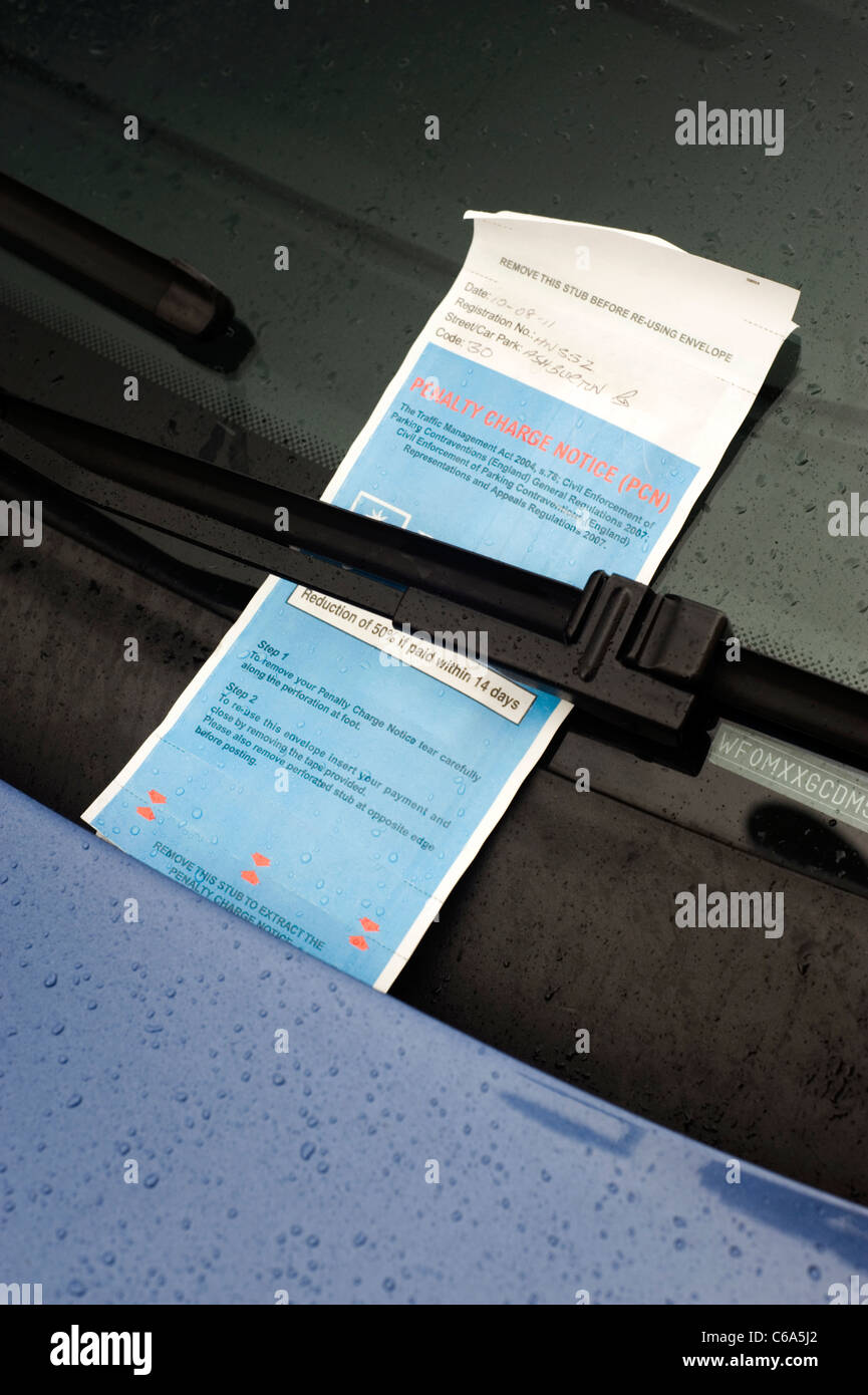 Parking gratuit avis de sanction attachée à pare-brise de voiture Banque D'Images