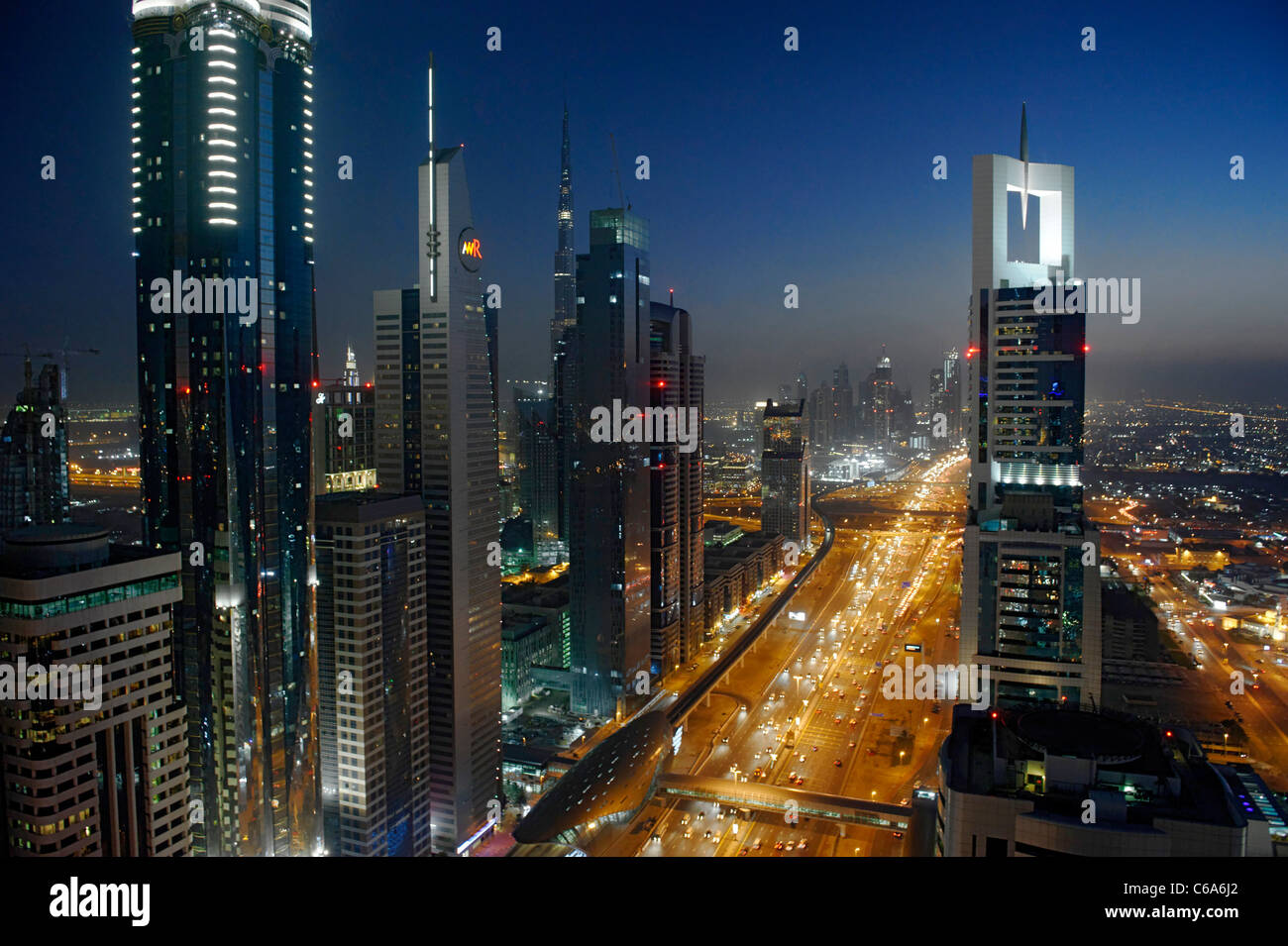Soirée au Golfe persique, trafic, ville, centre-ville de Dubai, Dubaï, Émirats arabes unis, Moyen Orient Banque D'Images