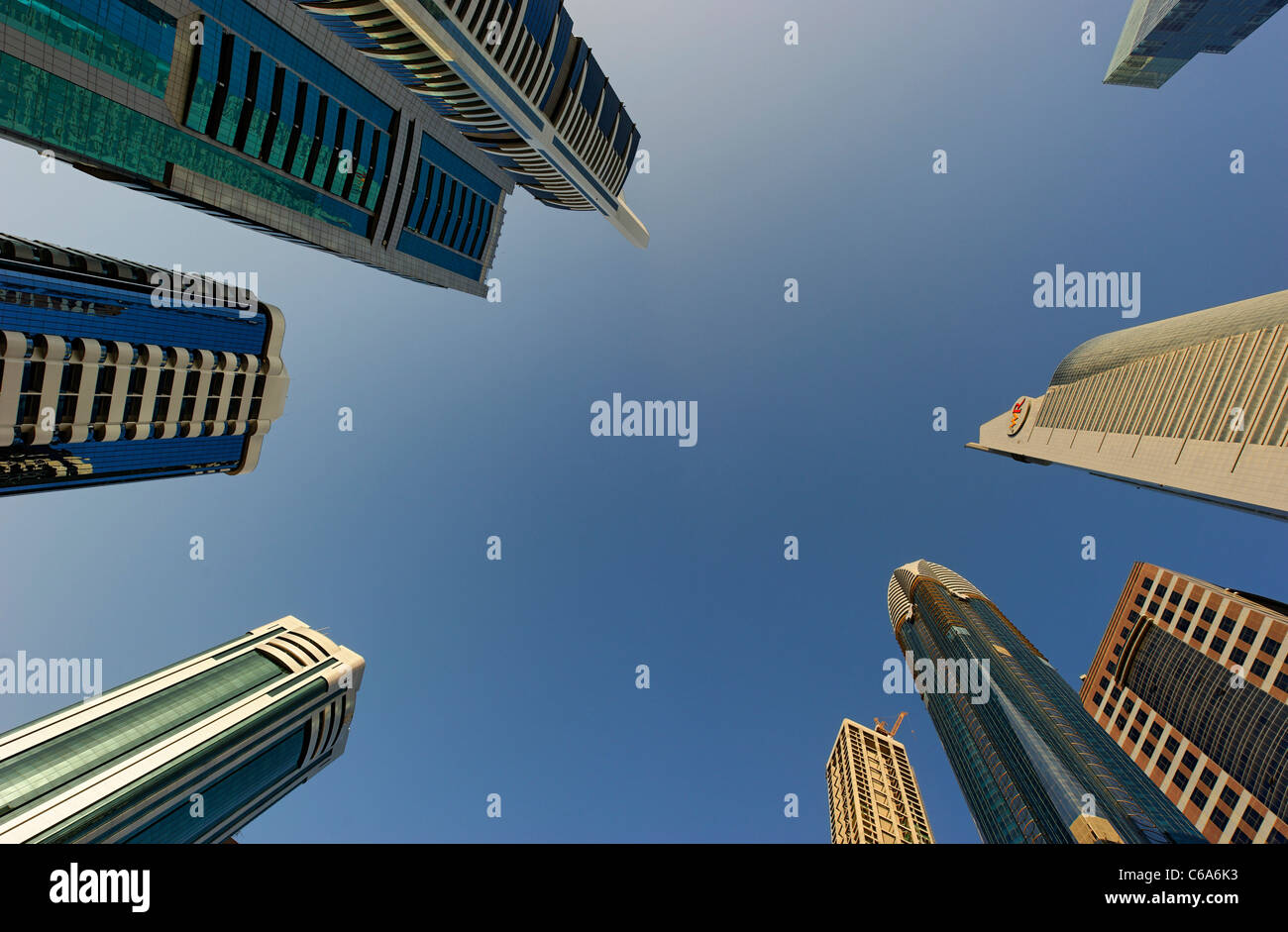 Tours, gratte-ciel, d'hôtels, l'architecture moderne, Sheikh Zayed Road, du quartier financier, Dubaï, Émirats Arabes Unis, Middle Eas Banque D'Images