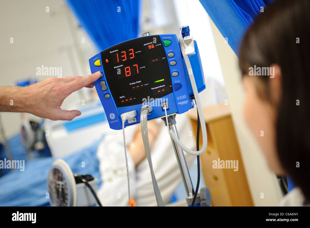 Moniteur de tension artérielle et le pouls de la salle de l'hôpital de la  machine Photo Stock - Alamy