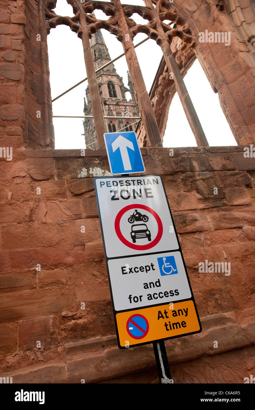 La signalisation routière à Coventry, montrant une zone piétonne à venir. Banque D'Images