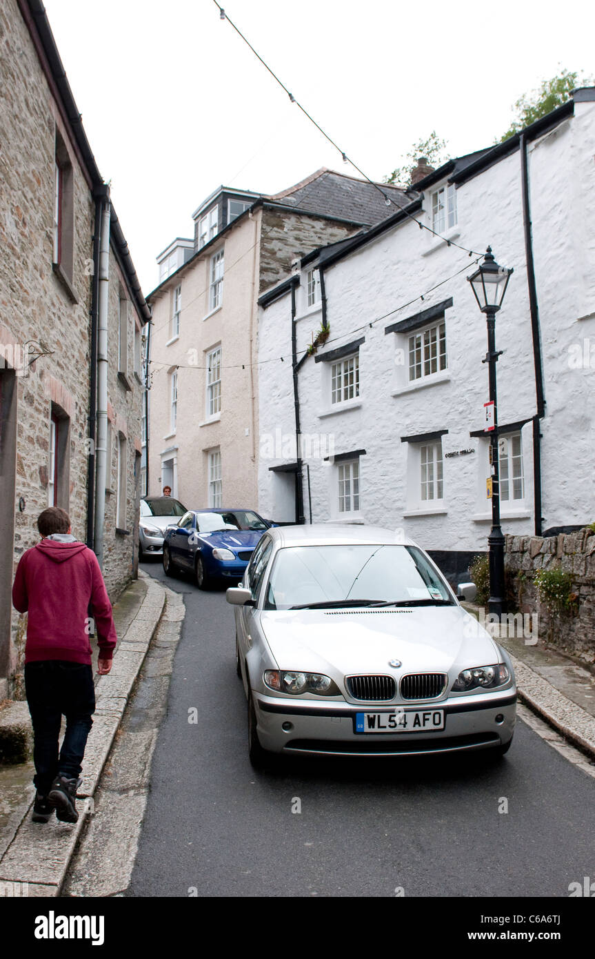 Serpentant à travers la circulation les ruelles de la ville de Fowey à Cornwall. Banque D'Images