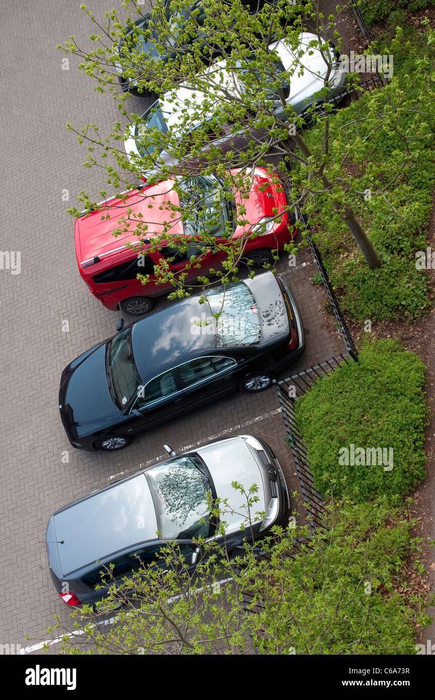 À la recherche sur des voitures garées dans un parking dans une ville du centre de l'Angleterre. Banque D'Images