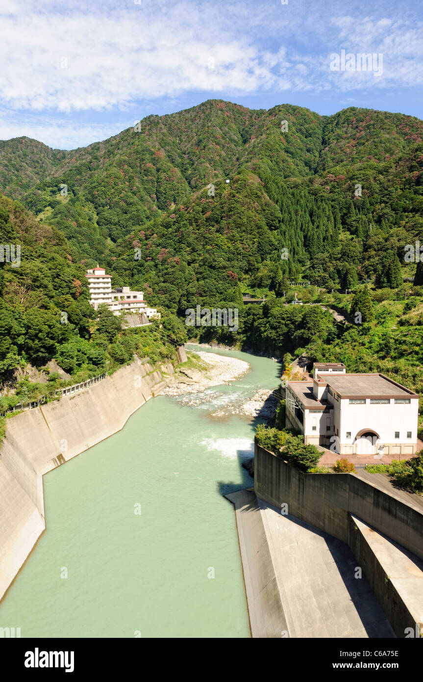 / La rivière en aval du barrage du réservoir utilisé pour la production d'énergie électrique, le Japon rural Banque D'Images